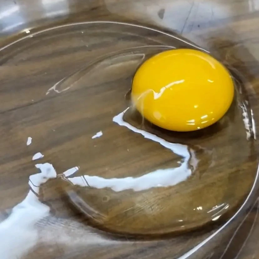 Yema de huevo fresco mostrando sabor auténtico